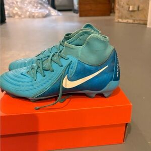 Phantom Luna Nike Soccer Cleats size 8.5